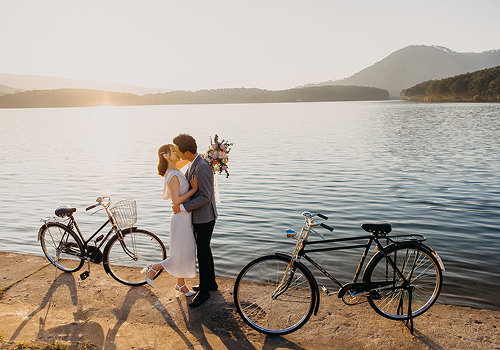 海の前でキスをしているカップルの画像