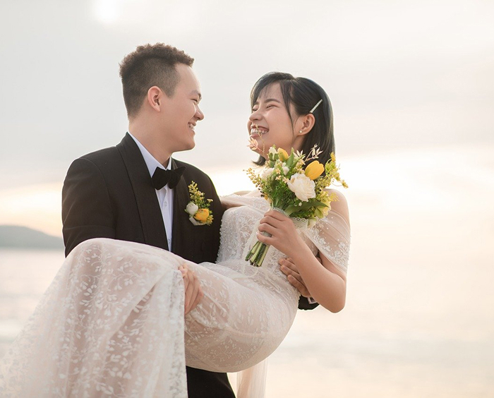 新郎が新譜を抱いている画像